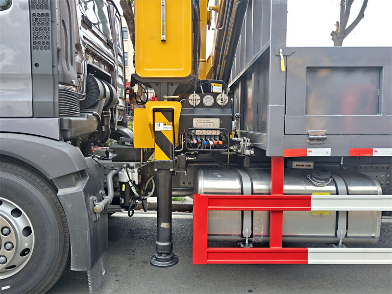 Howo 4x2 truck with 6T knuckle crane