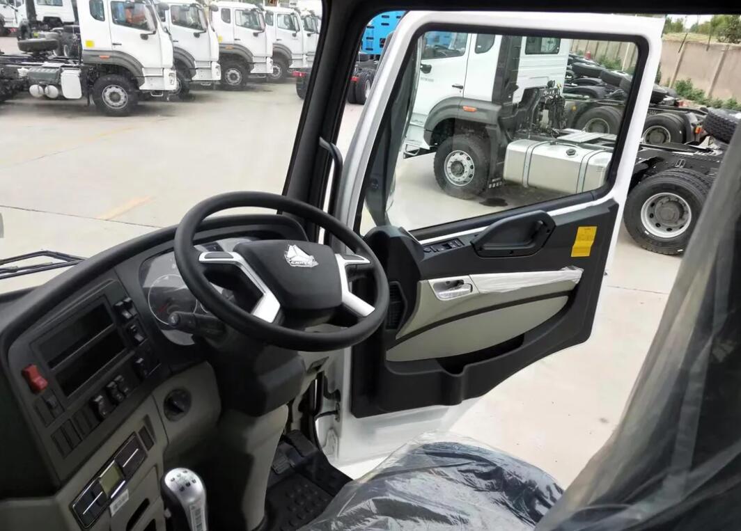 HOWO NX series 430HP Port Tractor