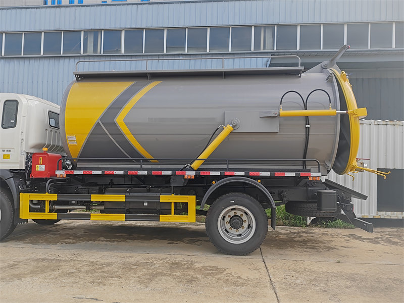 HOWO 8CBM vacuum suction truck