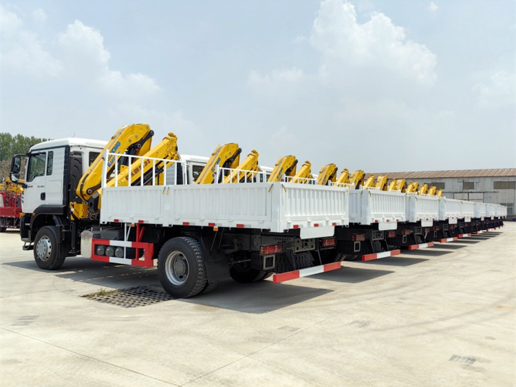 Before shipping, inspection engineer will make PDI on all HOWO crane trucks.